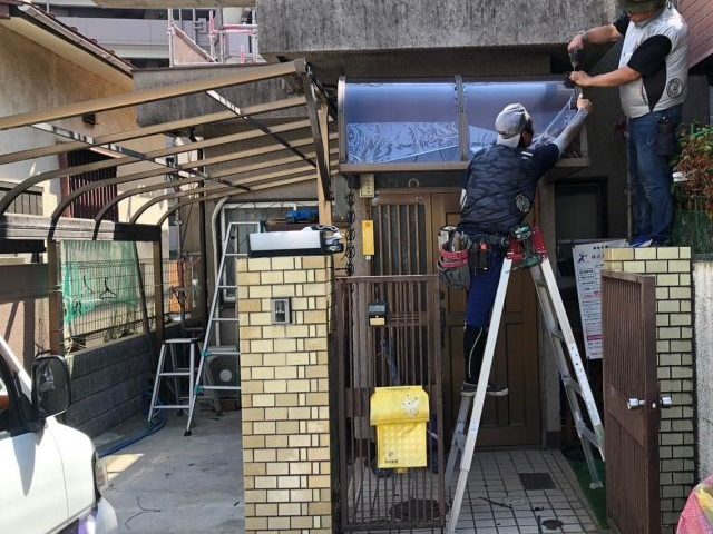 高砂市で玄関ポーチに新しいポリカ屋根を設置